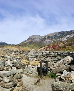 Ortaçağ Funa Kalesi, Güney Demerdzhi Dağı eteğindeki kayalık bir tepenin üzerinde..