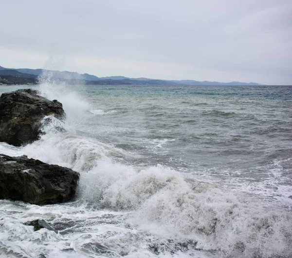 Vista do mar tempestuoso na cidade de Alushta Crimeia — Fotografia de Stock