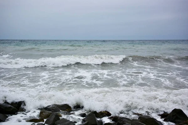 Vista del mar tormentoso en la ciudad de Alushta Crimea — Foto de Stock