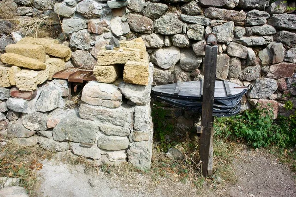 Średniowieczna twierdza Funa, położona na skalistym wzgórzu u podnóża południowej Demerdżhi. — Zdjęcie stockowe