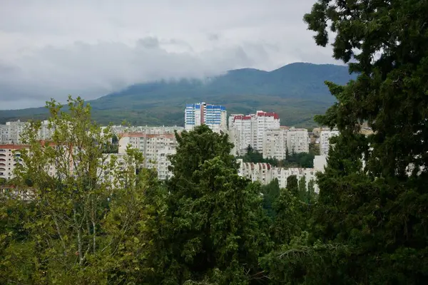 Vista de la zona residencial de la ciudad de Alushta Crimea — Foto de Stock