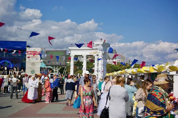 Alushta Crimea Septiembre 2019 Vista Del Terraplén Ciudad Alushta Crimea — Foto de Stock