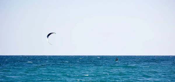 Kitesurf frente a la costa de Alushta en la Crimea — Foto de Stock
