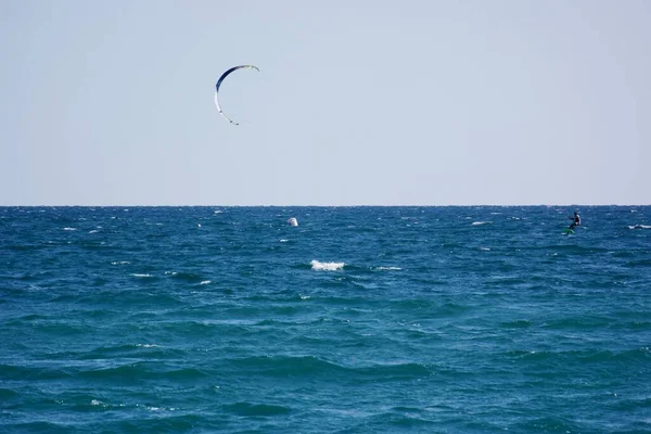 Kitesurfing off the coast of Alushta in Crimea — Stok fotoğraf