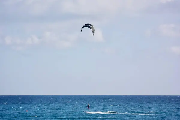 Kitesurf frente a la costa de Alushta en la Crimea — Foto de Stock