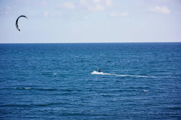 Kitesurf au large des côtes de l'Aloushta en Crimée — Photo