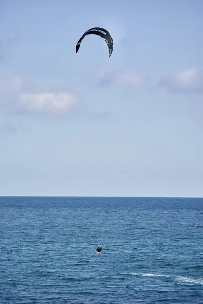 Kitesurf frente a la costa de Alushta en la Crimea — Foto de Stock