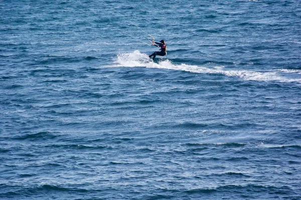 Kitesurf frente a la costa de Alushta en la Crimea — Foto de Stock