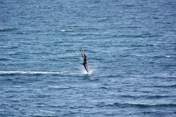 Kitesurf ao largo da costa de Alushta, na Crimeia — Fotografia de Stock
