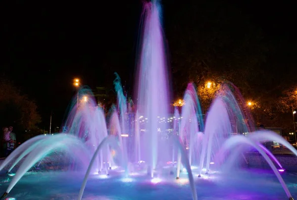 Vista nocturna de la fuente de canto de Sochi — Foto de Stock