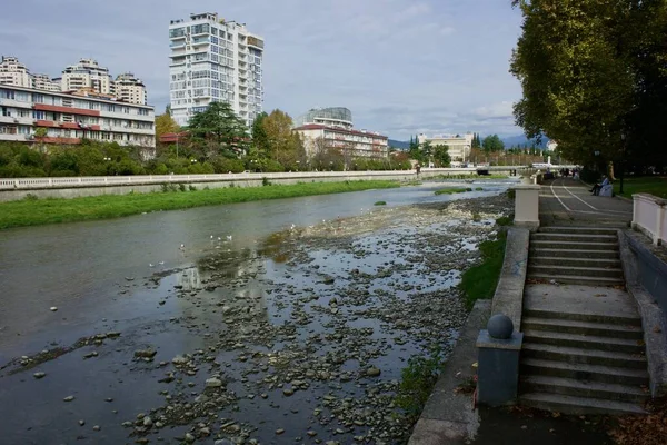 Belle vue sur la rivière dans le centre de Sotchi — Photo