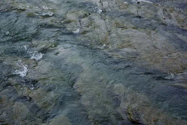 Вид на текущую воду горной реки Сочи — стоковое фото