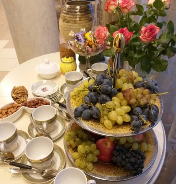 Meyve ve çiçekli çay masası.