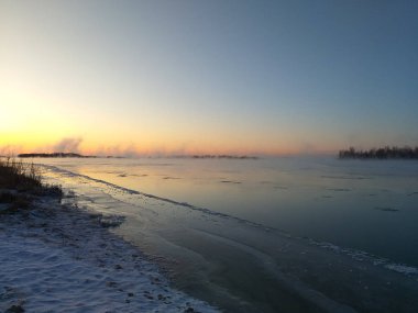 Akşamları Irtysh Nehri, Omsk Bölgesi, Sibirya, Rusya       