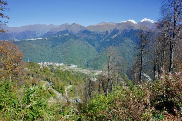 Uitzicht op het sporthotelcomplex Rosa Plateau op de achtergrond van het Kaukasusgebergte. Sotsji Rusland — Stockfoto