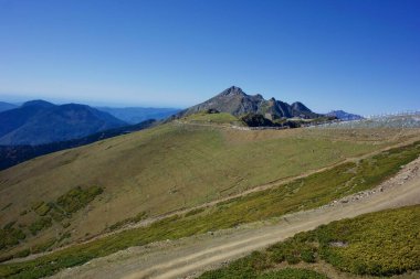 Rusya 'nın Soçi bölgesindeki Krasnaya Polyana bölgesindeki Kafkas Dağları' nın güzel manzaraları