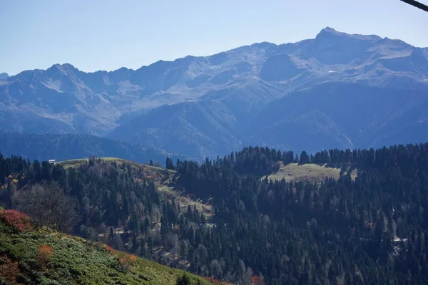 Vackra landskap av bergskedjor i Kaukasus bergen i Krasnaya Polyana regionen Sotji, Ryssland — Stockfoto