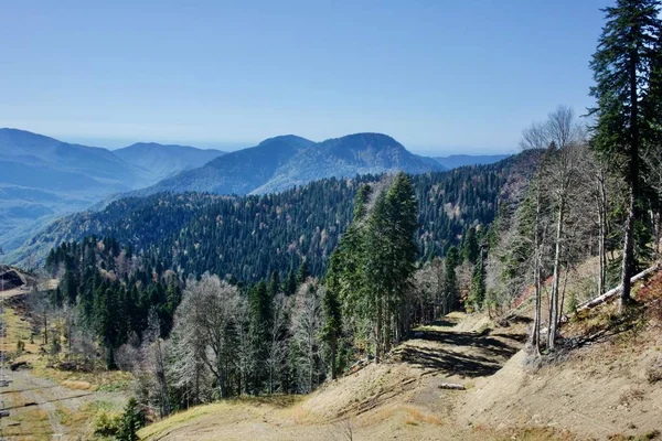 Prachtige landschappen van bergketens van het Kaukasus gebergte in de Krasnaya Polyana regio van Sochi, Rusland — Stockfoto