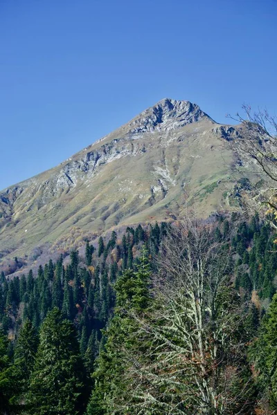 Prachtige landschappen van bergketens van het Kaukasus gebergte in de Krasnaya Polyana regio van Sochi, Rusland — Stockfoto