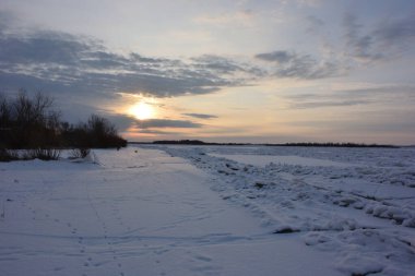 İrtiş Nehri üzerinde başlangıç donma