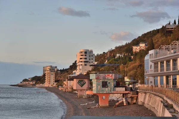 Alushta şehrindeki Kırım sahili manzarası