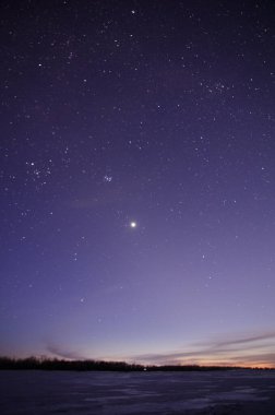 İrlandalı nehrin üzerindeki yıldızlı gökyüzünün buzla kaplı görüntüsü