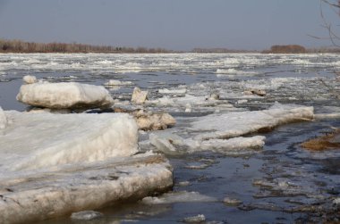 Irtysh nehri üzerinde buz akıntısı, Omsk bölgesi, Sibirya                                    