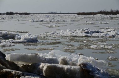 Irtysh nehri üzerinde buz akıntısı, Omsk bölgesi, Sibirya                                    