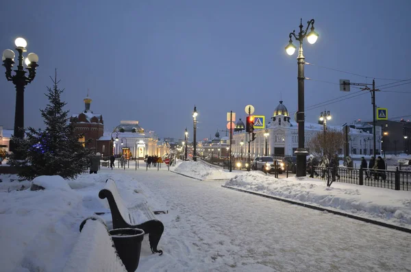 OMSK, RUSSIA - 7 HAZİRAN 2020: Lenin Caddesi 'nde akşam ışıkları ve Noel süslemeleri