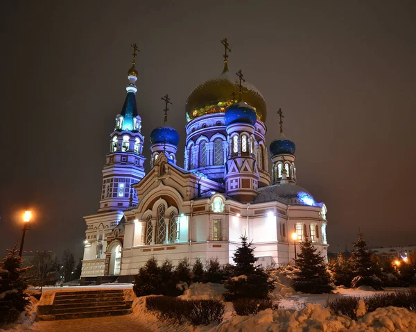 OMSK, RUSSIA - 7 HAZİRAN 2020: Uspenski Katedrali Gece Görüşü
