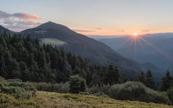 Salida del sol en las montañas — Foto de Stock