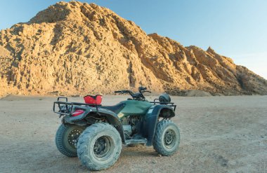 Çölde 4 wheeler üzerinde aşırı eğlence