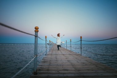 Mutlu kadın deniz iskelede çalışan