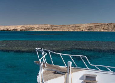 Bir yat mavi su ile açık denizde görüntülemek 