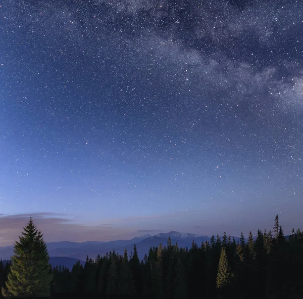 夜晚的天空，与银河山景色 — 图库照片