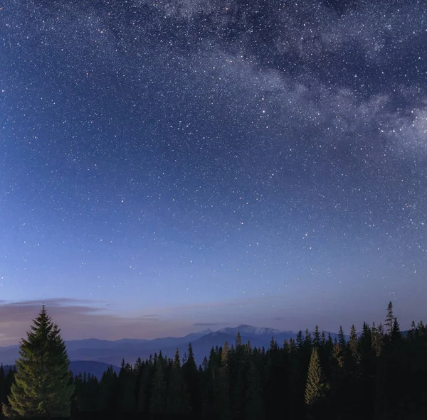 Dağ manzarası üzerinde Samanyolu ile gece gökyüzü
