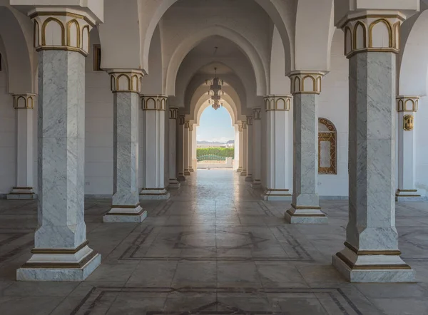 Sütunlarla bir caminin iç