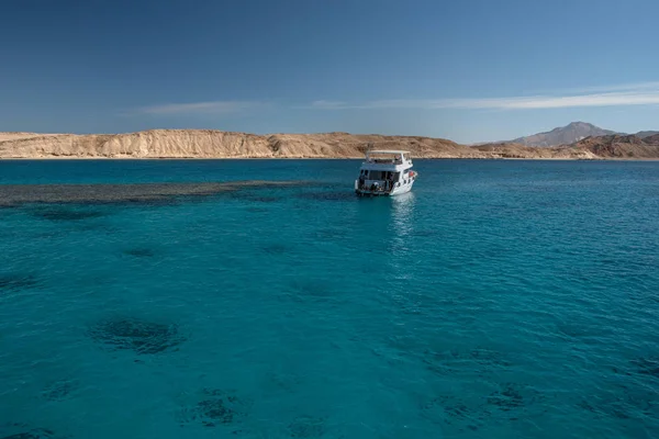 Yate blanco en el mar Rojo con agua azul — Foto de Stock