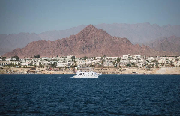 Vista en la orilla de Sham El-Sheikh, yate blanco y Sinaí en su — Foto de Stock