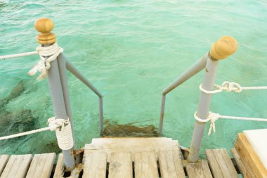 Merdiven ve deniz yüzme için