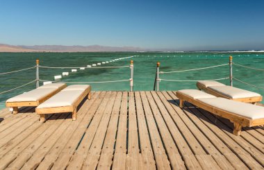 Pier deniz tatil şezlong şezlong ile.