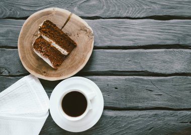 Ev yapımı bisküvi kek ve kahve siyah ahşap tabl üzerinde parça