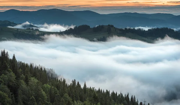 Vista a una cordillera con niebla matutina en un valle montañoso . — Foto de Stock