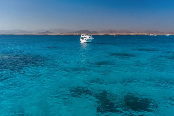 Vista al mar de coral y yate blanco. Lugar perfecto para practicar snorkel. Vacaciones de verano en el mar — Foto de Stock