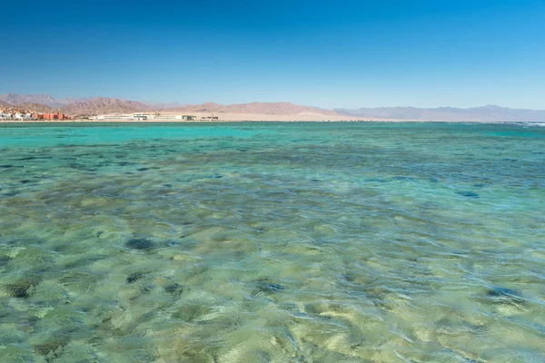 Vista al agua turquesa clara del Mar Rojo. Tener vacaciones en un lugar exótico — Foto de Stock