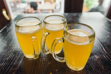 Üç bardak bira pub ahşap tablo 