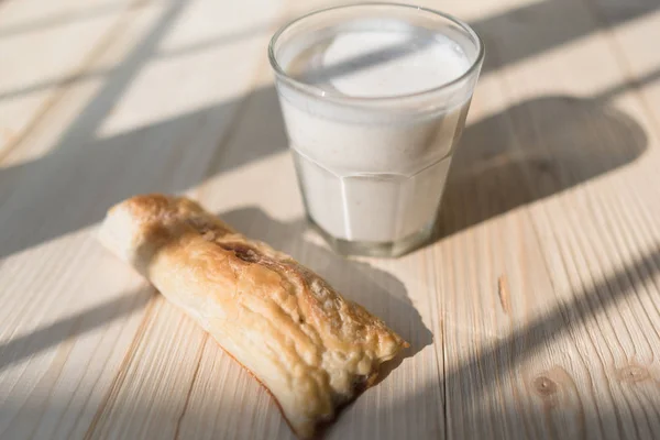 Desayuno Rústico Saludable Con Pan Pequeño Yogur Vaso Sobre Una — Foto de Stock