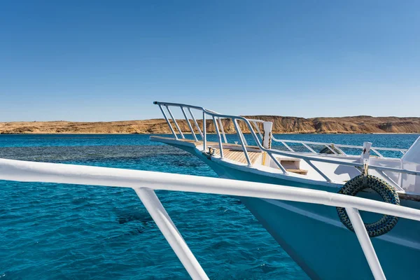 Vista Mar Coral Yate Blanco Lugar Perfecto Para Practicar Snorkel — Foto de Stock