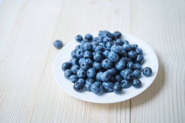 Rustik ahşap bir masa üzerinde blueberry ile sağlıklı kahvaltı. Hayati vitaminler ile sağlıklı kahvaltı. 