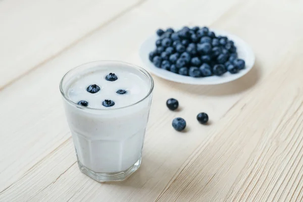 Desayuno Rústico Saludable Con Arándanos Yogur Vaso Sobre Una Mesa Imagen de stock